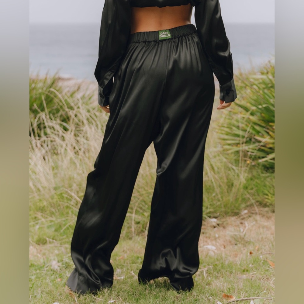 DAILY DRILLS NWOT Silky Resort Pants - Black